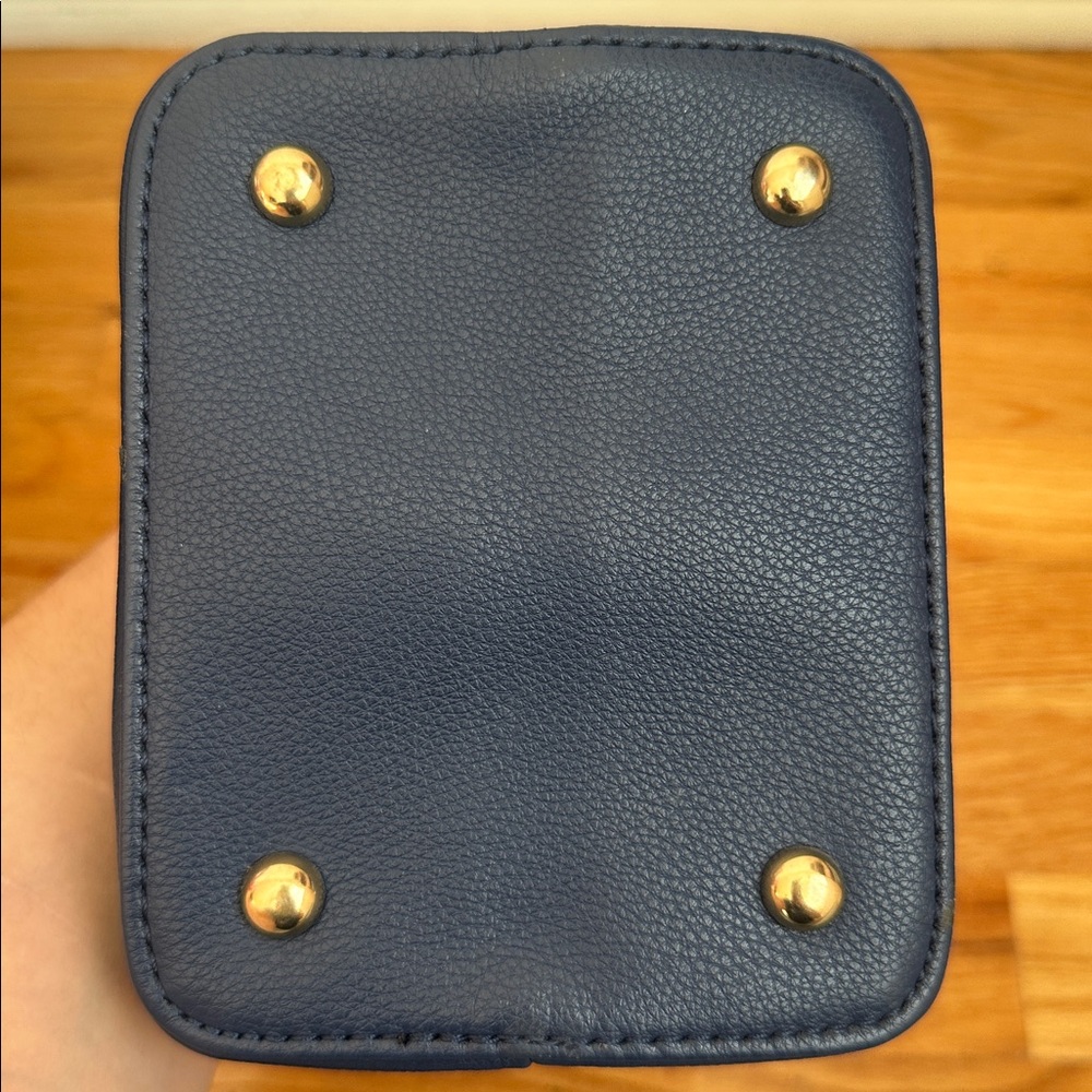 Elegant Navy Bag with Gold Detailing - Picture 7 of 7